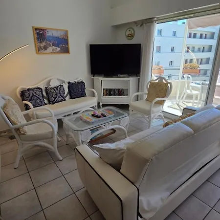: 3 Pièces, Climatisé, Terrasse, Parking Privatif, Animaux Acceptés - Fr-1-780-17 Appartement *